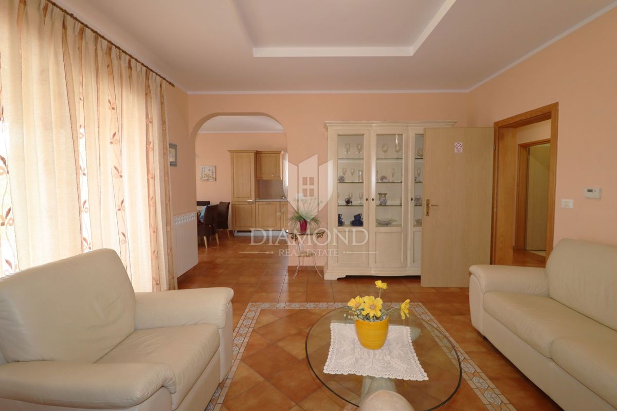 Poreč, okolica, enonadstropna hiša z urejenim vrtom, bazenom in garažo