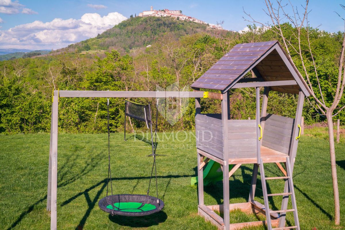 Okolica Motovuna, moderna vila s pogledom na Motovun