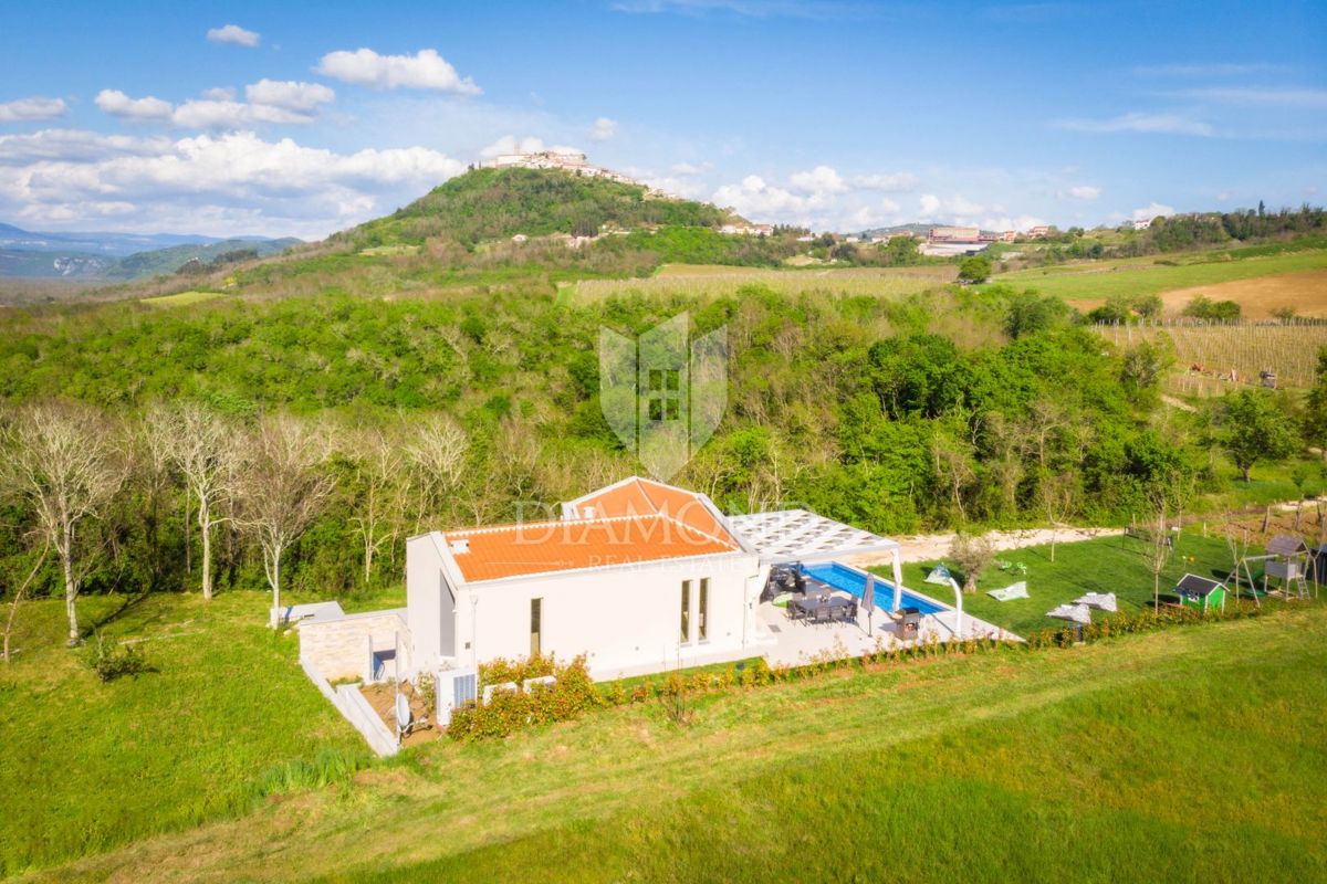 Okolica Motovuna, moderna vila s pogledom na Motovun