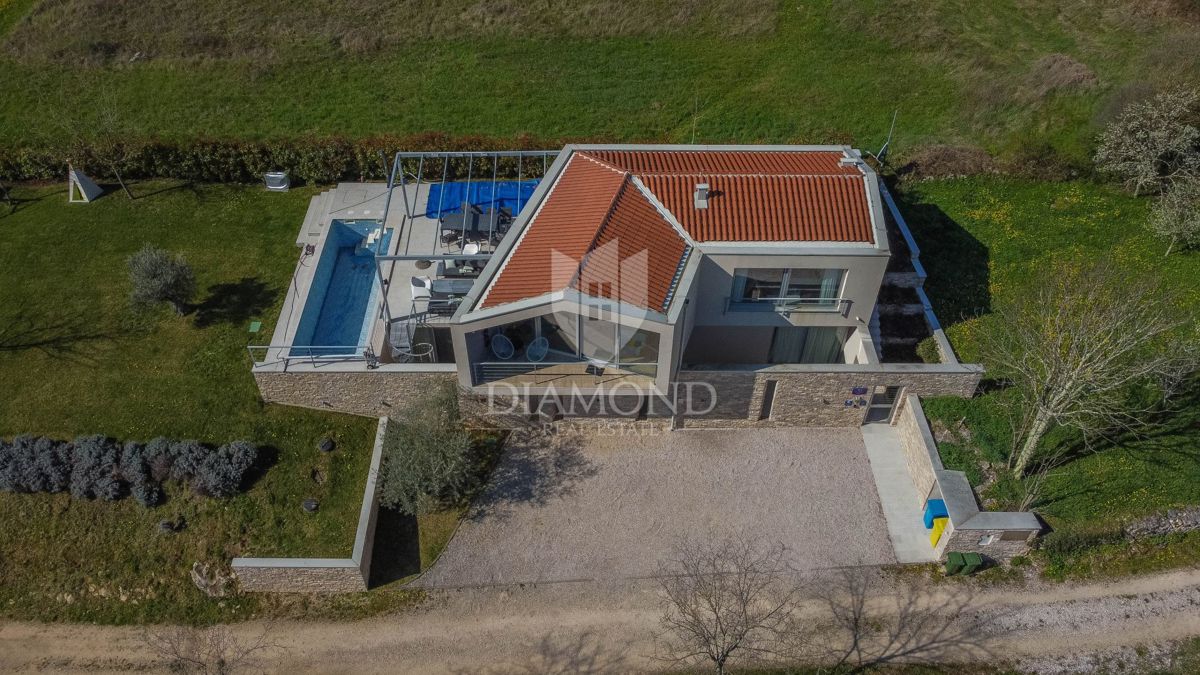 Okolica Motovuna, moderna vila s pogledom na Motovun
