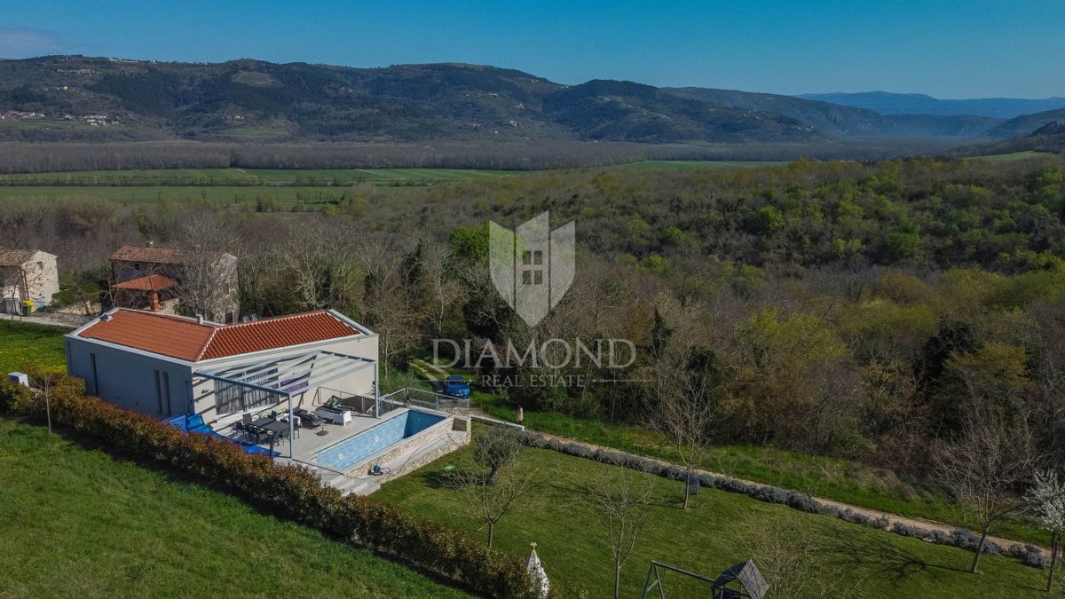 Okolica Motovuna, moderna vila s pogledom na Motovun