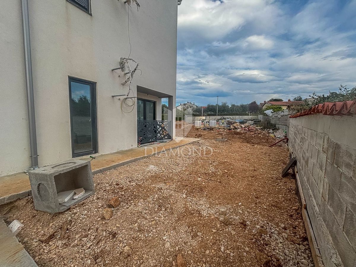 Istra, Umag, stanovanje z vrtom 300 m od morja in plaže!