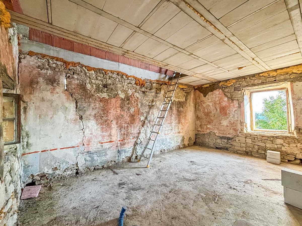 Istra, okolica Buj - vrstna hiša s panoramskim razgledom!