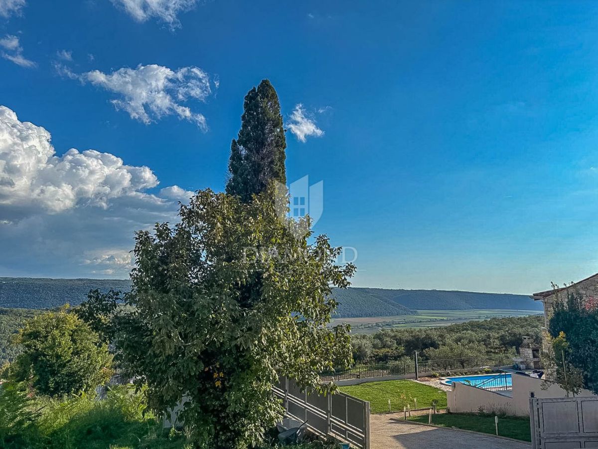 Istra, okolica Buj - vrstna hiša s panoramskim razgledom!
