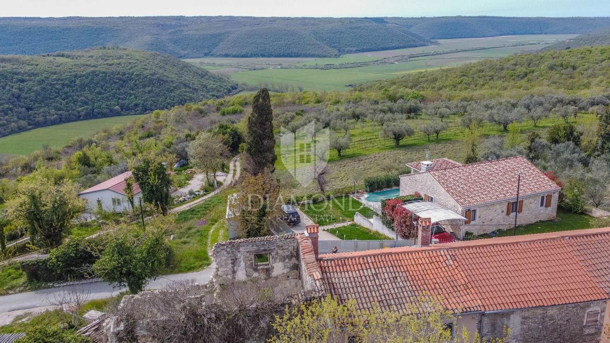 Istra, okolica Buj - vrstna hiša s panoramskim razgledom!