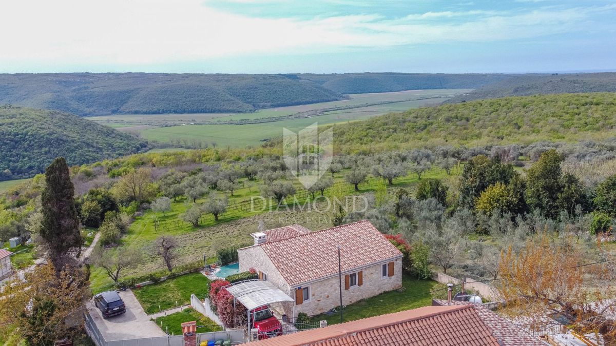 Istra, okolica Buj - vrstna hiša s panoramskim razgledom!