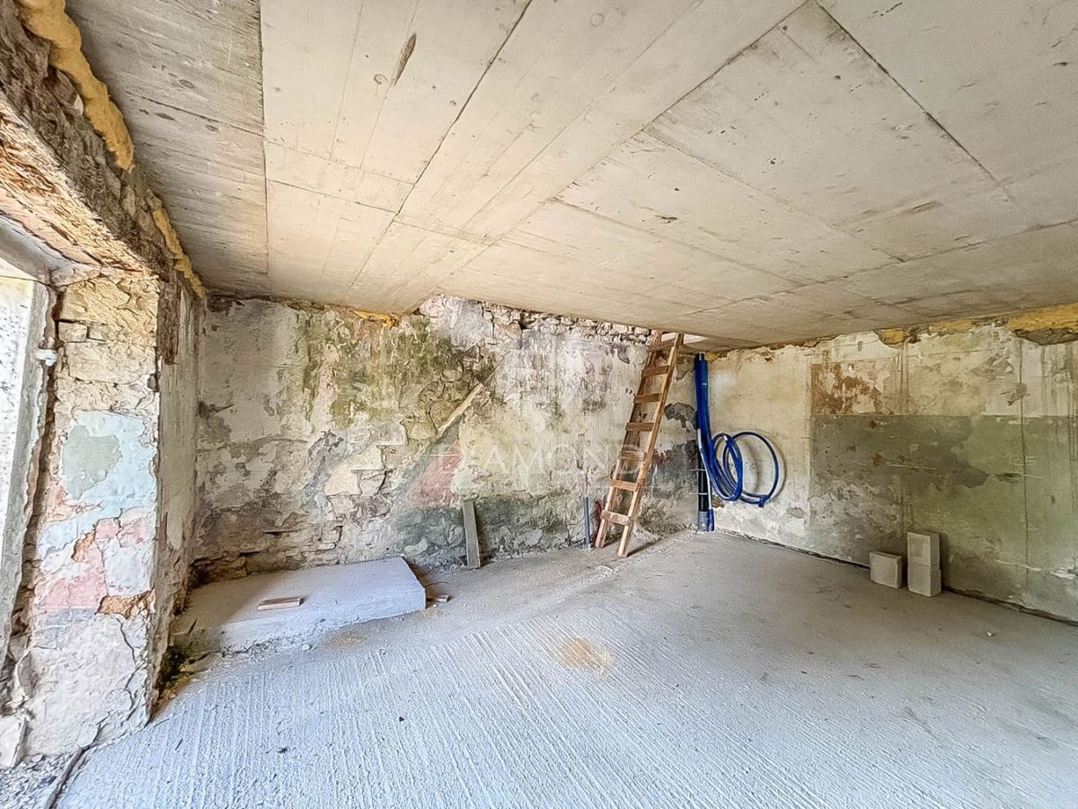 Istra, okolica Buj - vrstna hiša s panoramskim razgledom!