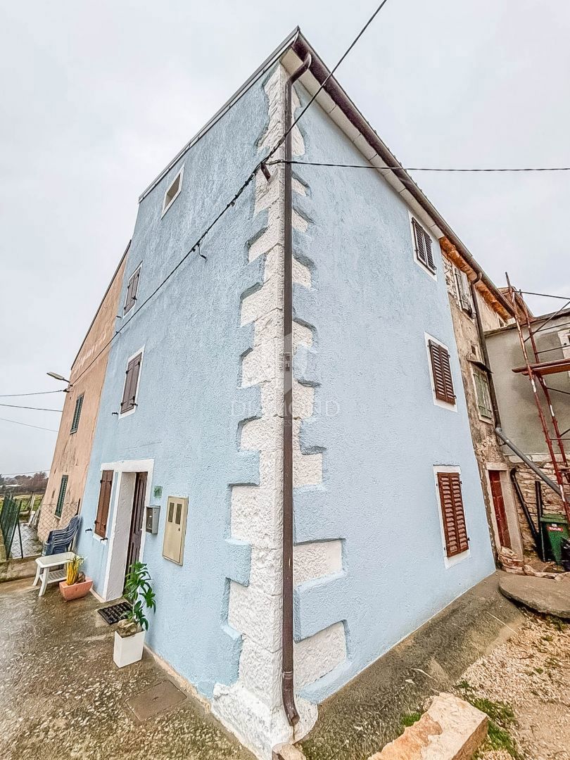 Istra, Umag, okolica, lepa kamnita hiša v nizu!
