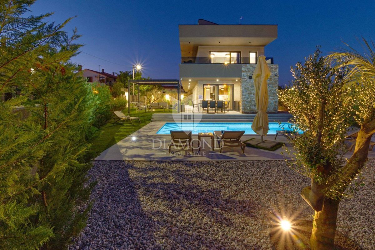 RAZKOŠNA NOVA VILA Z ZASEBNIM WELLNESSOM