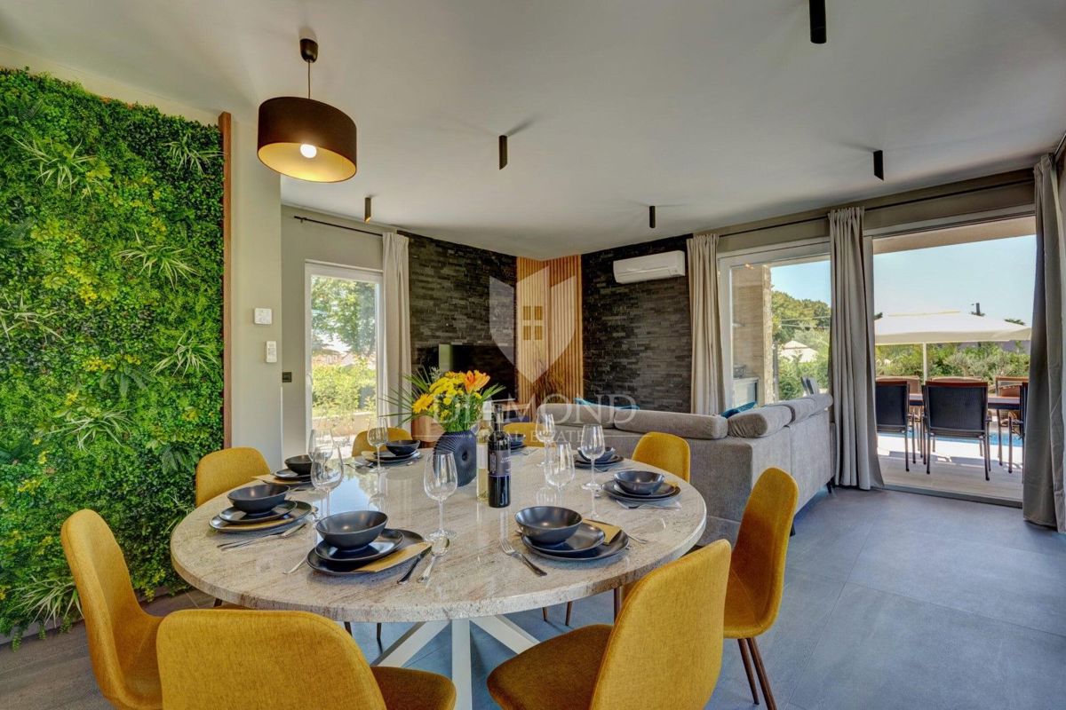 RAZKOŠNA NOVA VILA Z ZASEBNIM WELLNESSOM