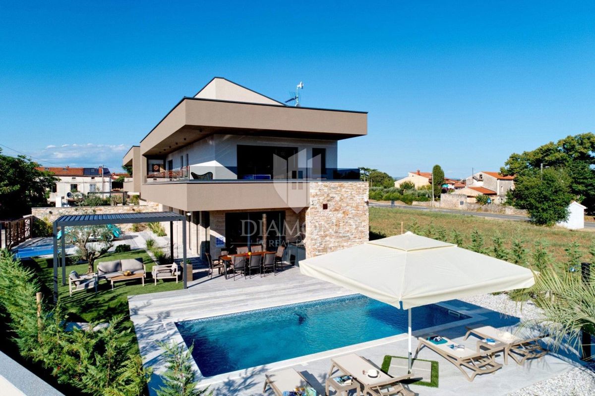 RAZKOŠNA NOVA VILA Z ZASEBNIM WELLNESSOM