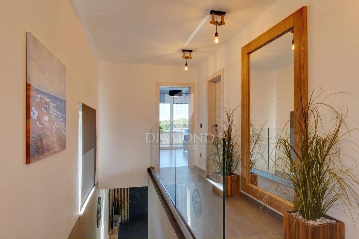 RAZKOŠNA NOVA VILA Z ZASEBNIM WELLNESSOM