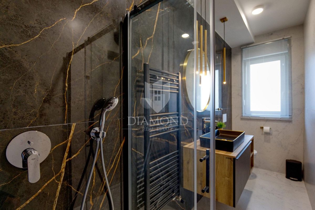 RAZKOŠNA NOVA VILA Z ZASEBNIM WELLNESSOM