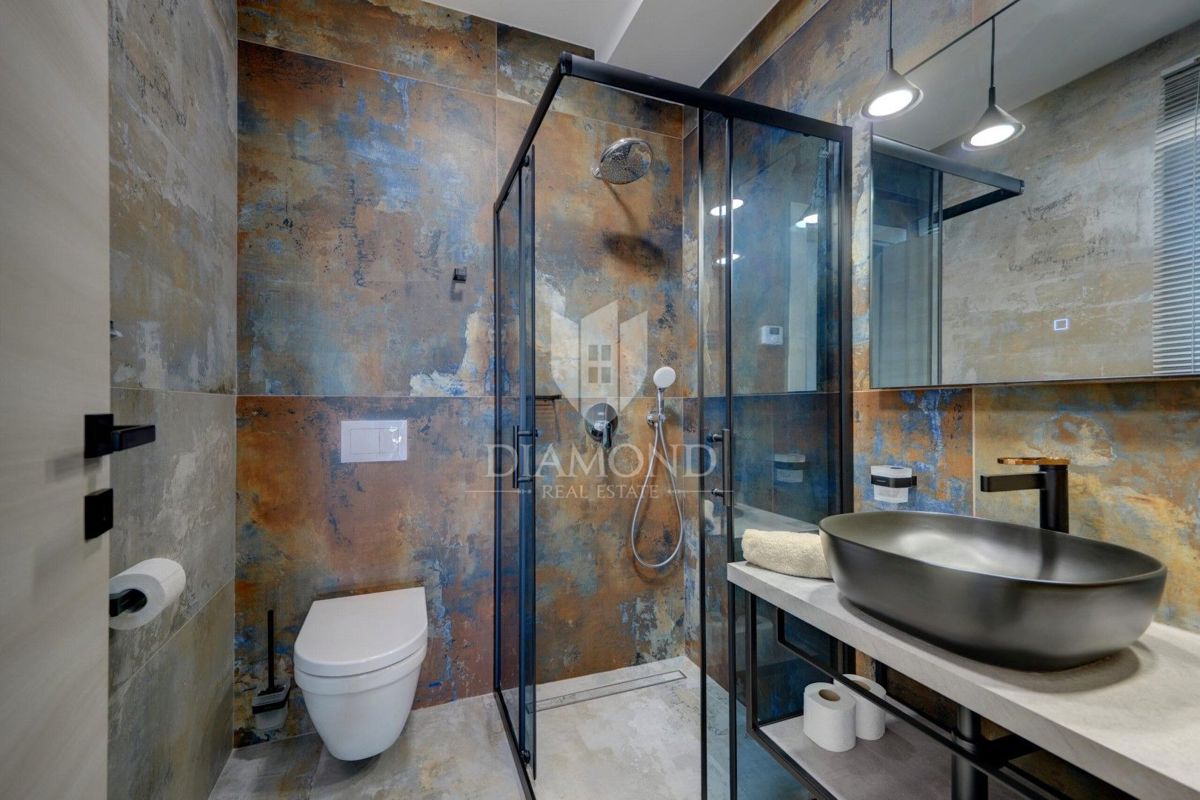 RAZKOŠNA NOVA VILA Z ZASEBNIM WELLNESSOM