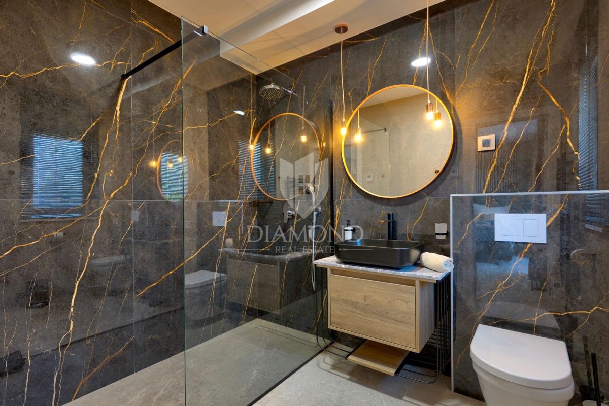 RAZKOŠNA NOVA VILA Z ZASEBNIM WELLNESSOM