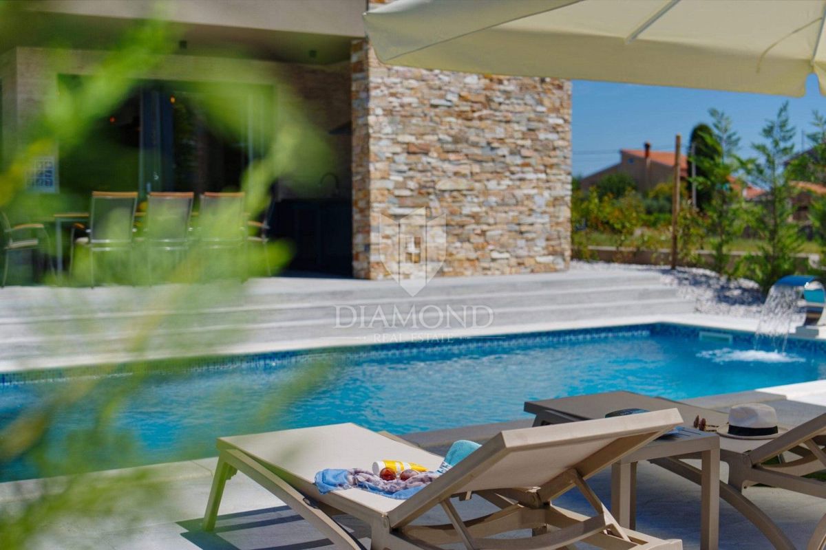 RAZKOŠNA NOVA VILA Z ZASEBNIM WELLNESSOM