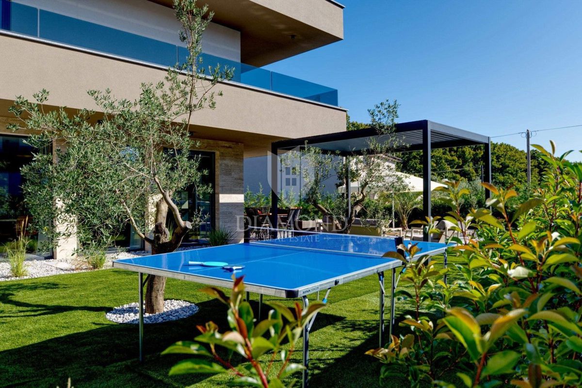 RAZKOŠNA NOVA VILA Z ZASEBNIM WELLNESSOM