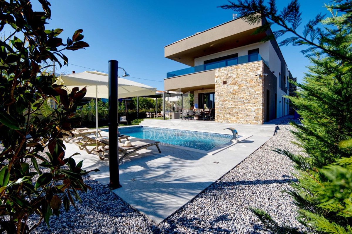 RAZKOŠNA NOVA VILA Z ZASEBNIM WELLNESSOM