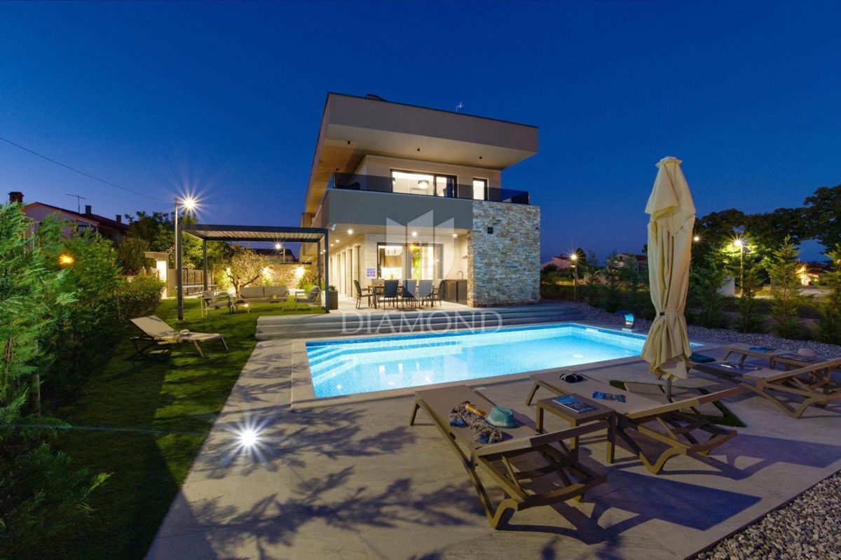 RAZKOŠNA NOVA VILA Z ZASEBNIM WELLNESSOM