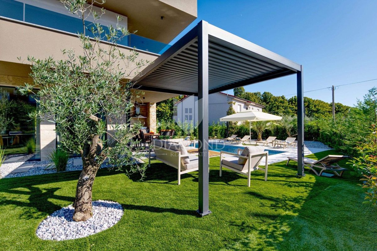 RAZKOŠNA NOVA VILA Z ZASEBNIM WELLNESSOM