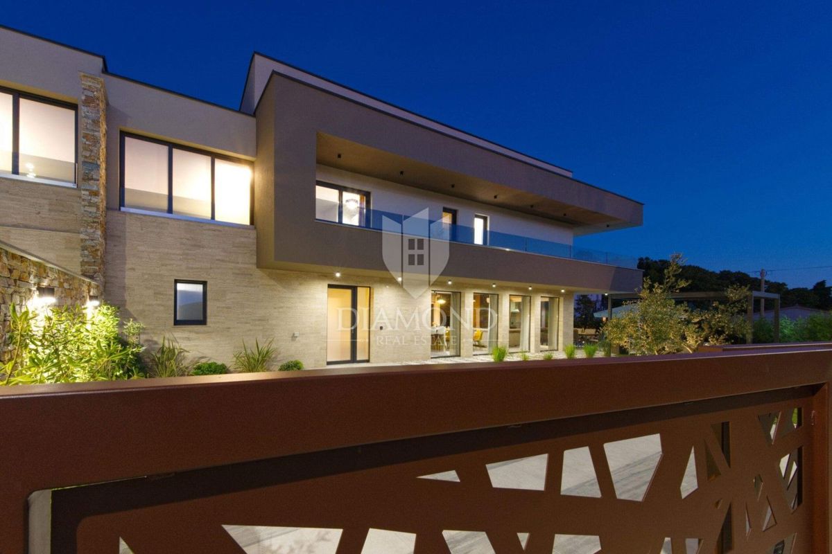 RAZKOŠNA NOVA VILA Z ZASEBNIM WELLNESSOM