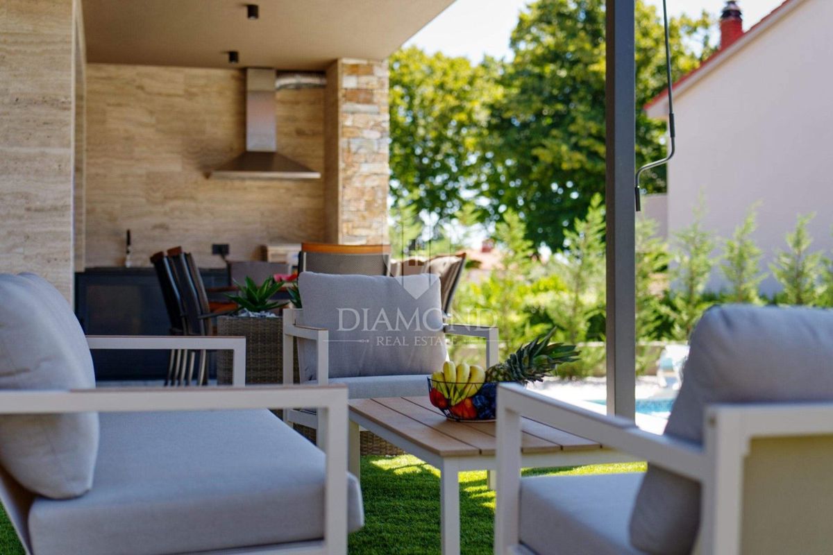 RAZKOŠNA NOVA VILA Z ZASEBNIM WELLNESSOM