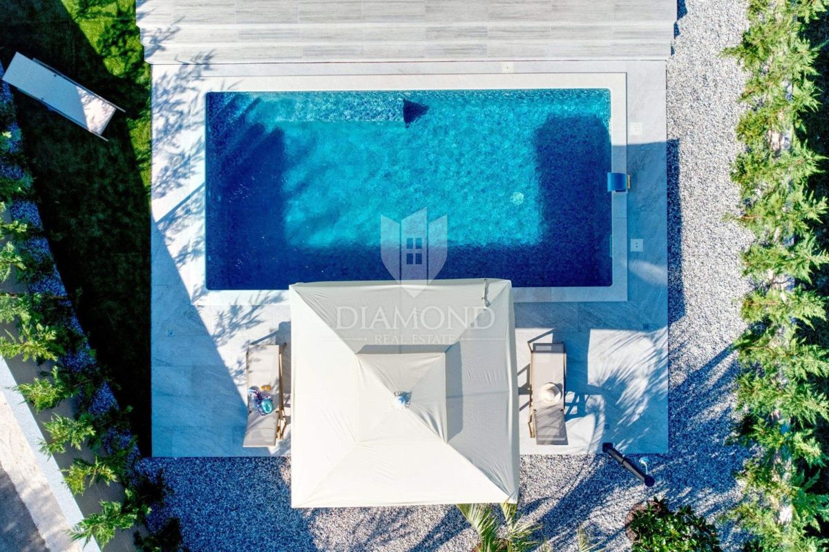 RAZKOŠNA NOVA VILA Z ZASEBNIM WELLNESSOM