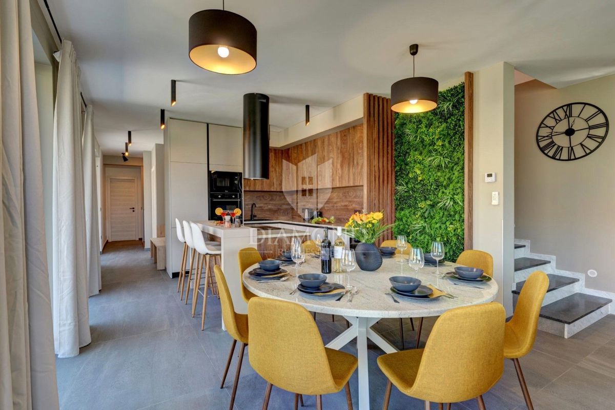 RAZKOŠNA NOVA VILA Z ZASEBNIM WELLNESSOM