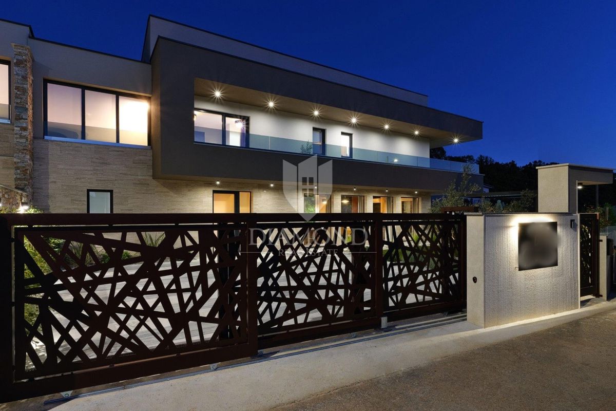 RAZKOŠNA NOVA VILA Z ZASEBNIM WELLNESSOM