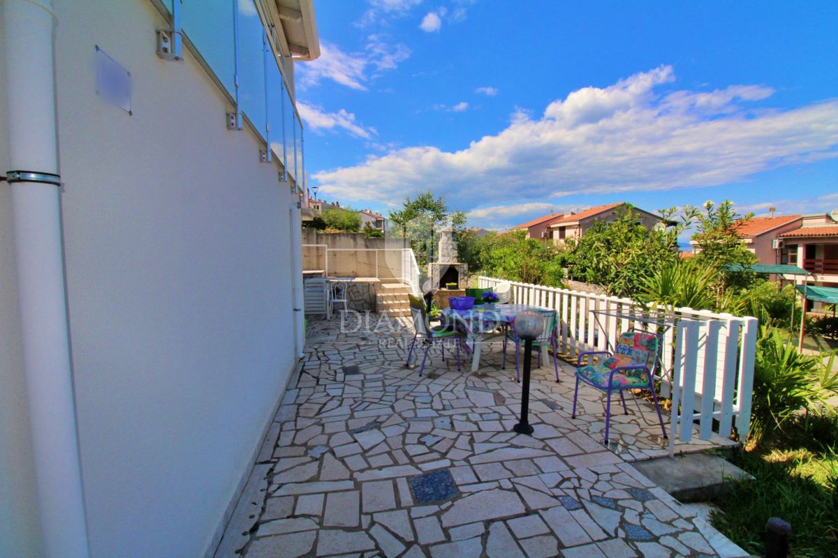 Hiša z dvema apartmajema, panoramski pogled na morje
