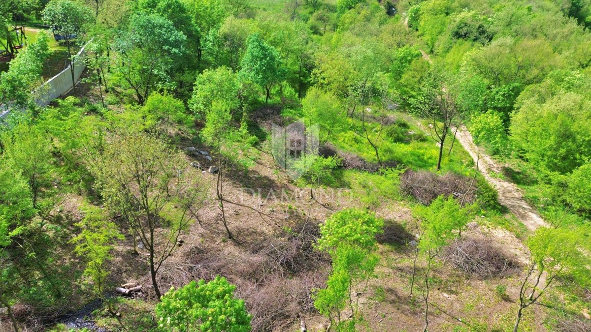 Labin, gradbeno zemljišče 1,5 km od centra mesta