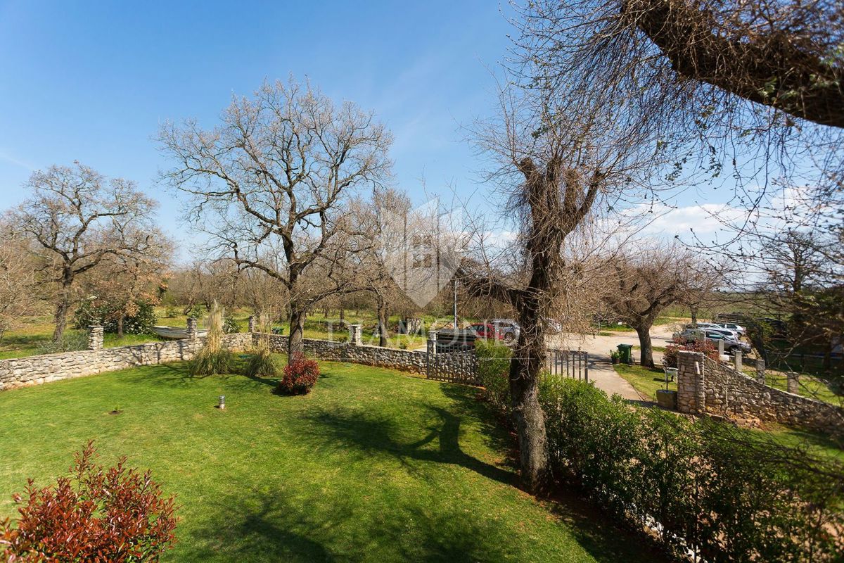 Novigrad, okolica, rustikalna restavracija z apartmaji 