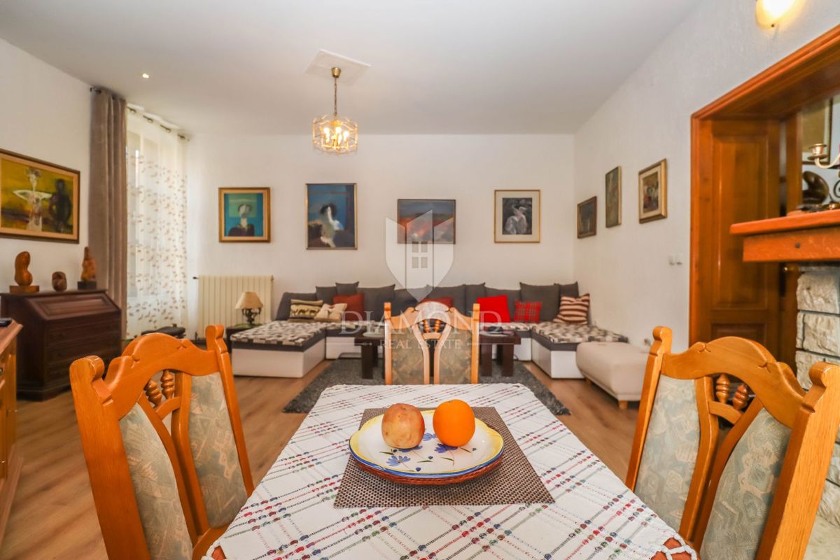 Pula - Prostorno stanovanje v središču mesta s teraso! 