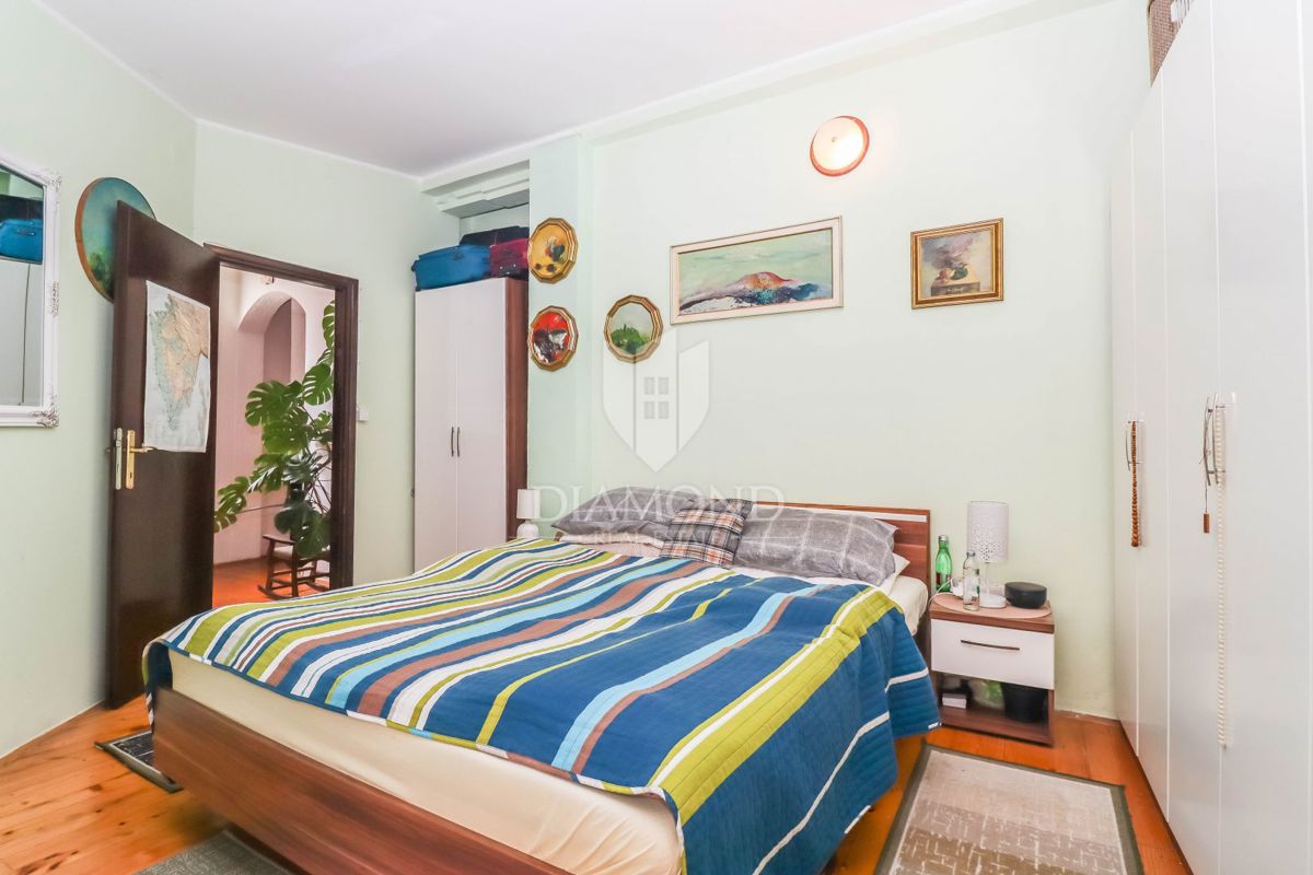 Pula - Prostorno stanovanje v središču mesta s teraso! 