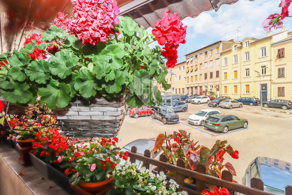 Pula - Prostorno stanovanje v središču mesta s teraso! 