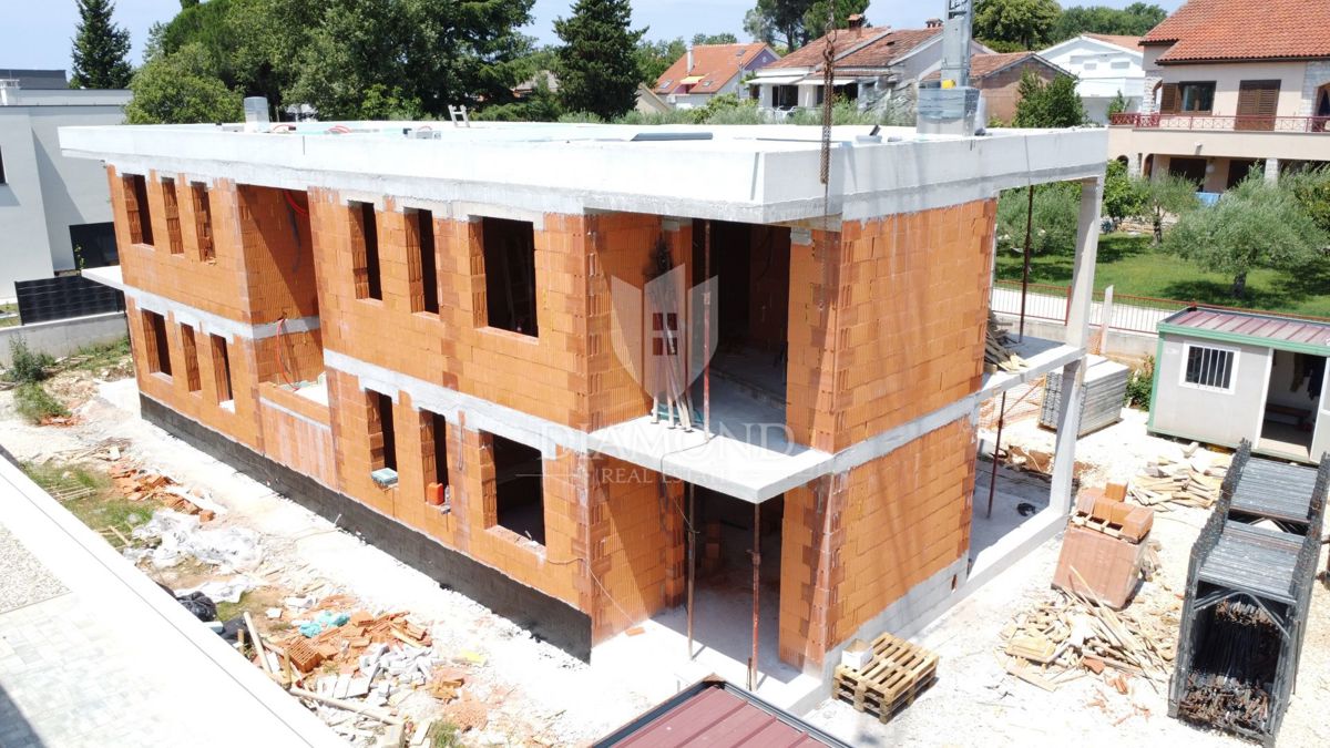 Poreč, odlično trisobno stanovanje v pritličju z vrtom!