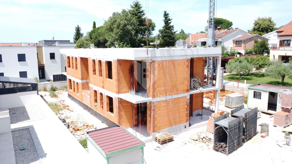 Poreč, odlično trisobno stanovanje v pritličju z vrtom!