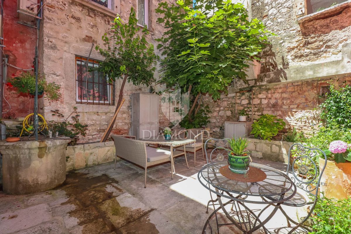 Rovinj, hiša z dvoriščem v zgodovinskem središču