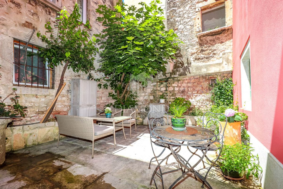 Rovinj, hiša z dvoriščem v zgodovinskem središču