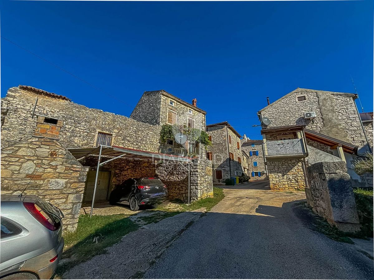 Istra, Brtonigla, hiša za adaptacijo v mirni ulici!