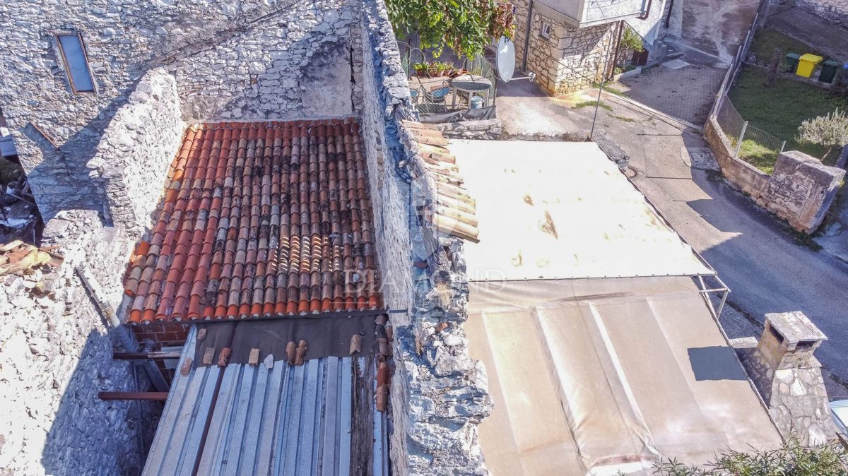 Istra, Brtonigla, hiša za adaptacijo v mirni ulici!
