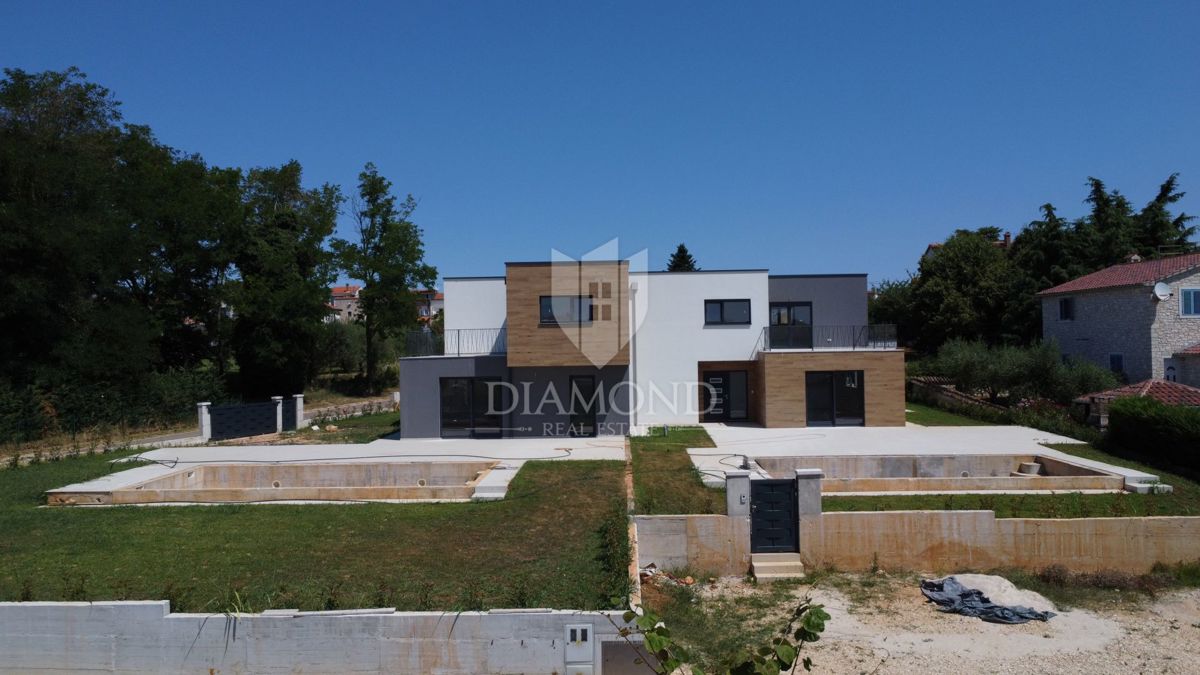Dvojček hiše z bazenom, mirna lokacija v bližini Poreča