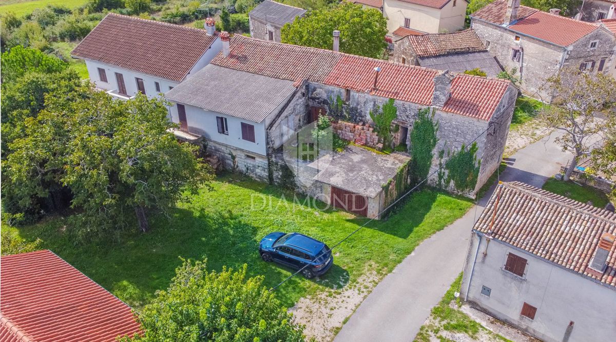 Kompleks avtohtonih istrskih hiš za obnovo v okolici Buj