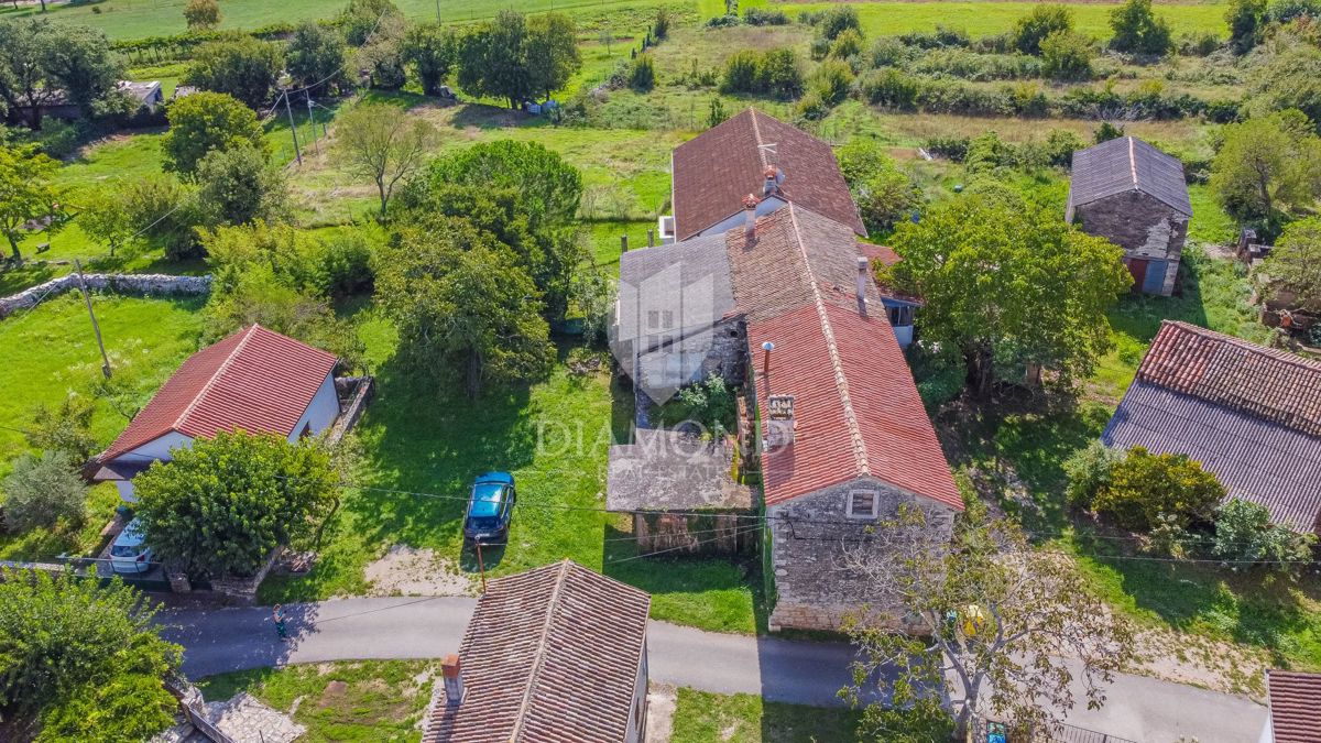 Kompleks avtohtonih istrskih hiš za obnovo v okolici Buj