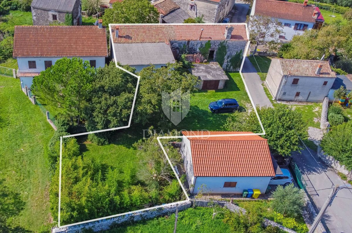 Kompleks avtohtonih istrskih hiš za obnovo v okolici Buj