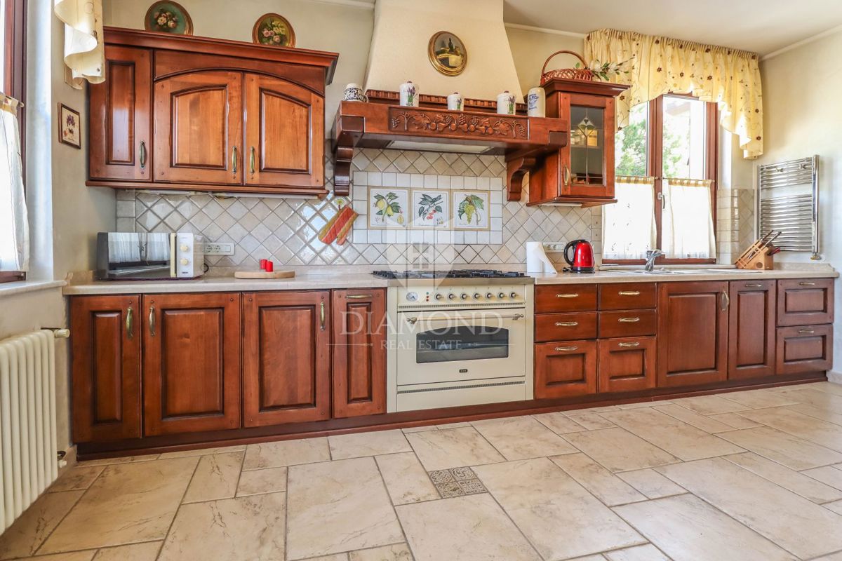 Istra, Umag - čudovita samostojna hiša na iskani lokaciji!