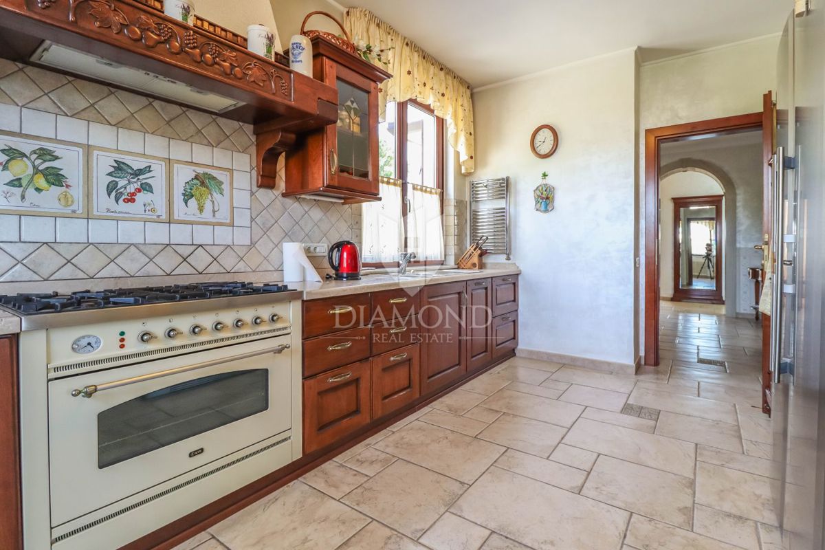 Istra, Umag - čudovita samostojna hiša na iskani lokaciji!