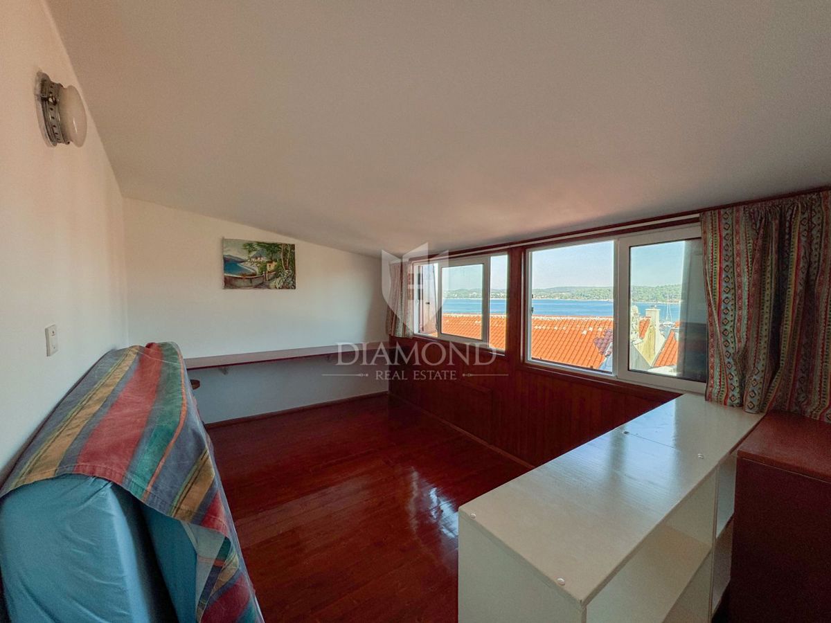 Dvonadstropno stanovanje z razgledom na morje