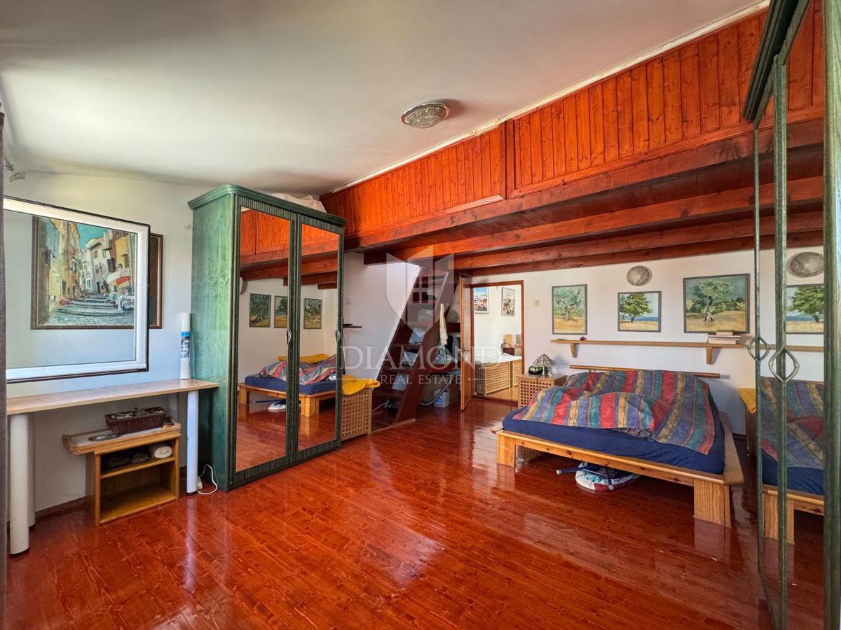 Dvonadstropno stanovanje z razgledom na morje