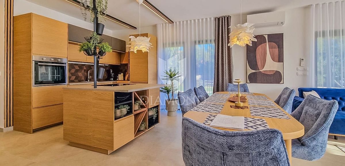 Novigrad, okolica. Redkost na trgu, hiša 400 metrov od morja!